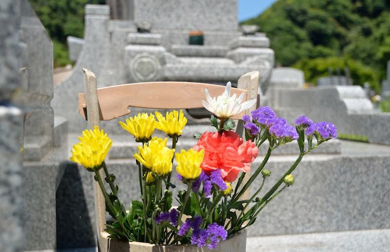 墓の前の花束
